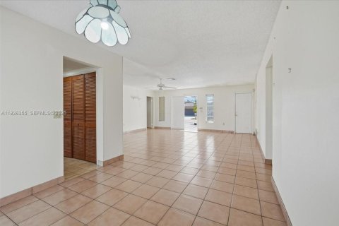 House in Sunrise, Florida 3 bedrooms, 148.64 sq.m. № 1986851 - photo 5
