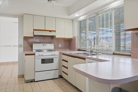 House in Sunrise, Florida 3 bedrooms, 148.64 sq.m. № 1986851 - photo 7