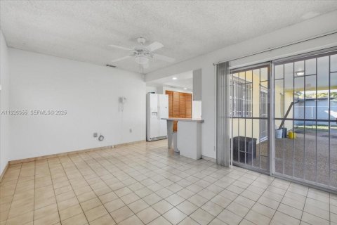 House in Sunrise, Florida 3 bedrooms, 148.64 sq.m. № 1986851 - photo 9