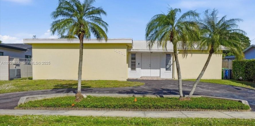 House in Sunrise, Florida 3 bedrooms, 148.64 sq.m. № 1986851