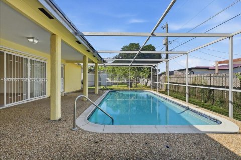 House in Sunrise, Florida 3 bedrooms, 148.64 sq.m. № 1986851 - photo 21