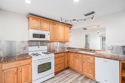 House in Tampa, Florida 3 bedrooms, 100.06 sq.m. № 1879689 - photo 14