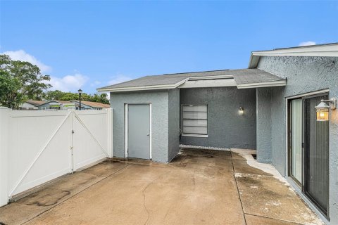 House in Tampa, Florida 3 bedrooms, 100.06 sq.m. № 1879689 - photo 4