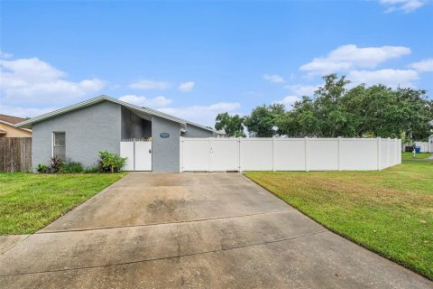 House in Tampa, Florida 3 bedrooms, 100.06 sq.m. № 1879689 - photo 3