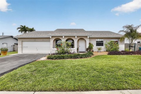 House in Sunrise, Florida 4 bedrooms, 175.77 sq.m. № 2060633