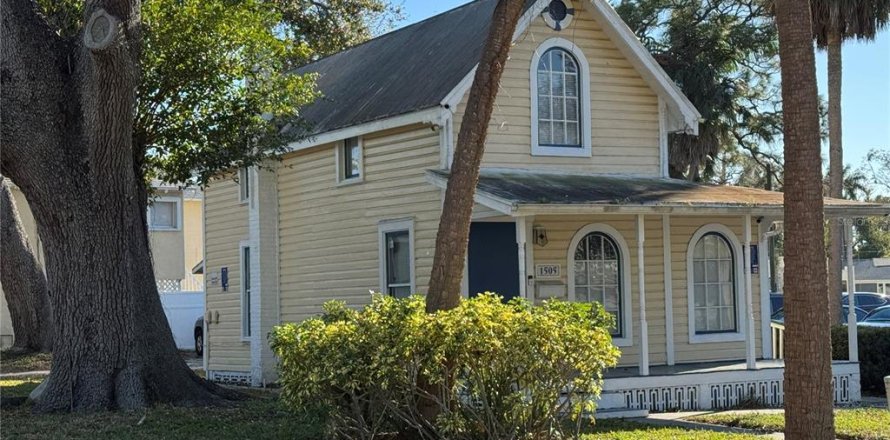 Commercial property in Bradenton, Florida 89.56 sq.m. № 2123828