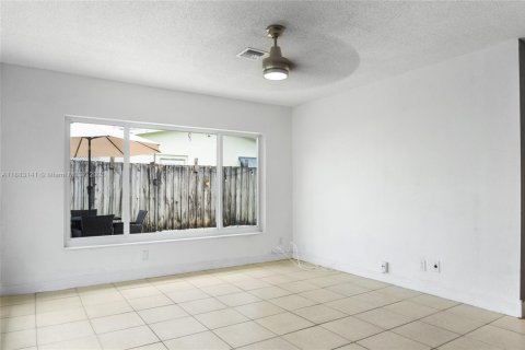 Снять в аренду виллу или дом в Форт-Лодердейл, Флорида 3 спальни, 91.04м2, № 1929776 - фото 9