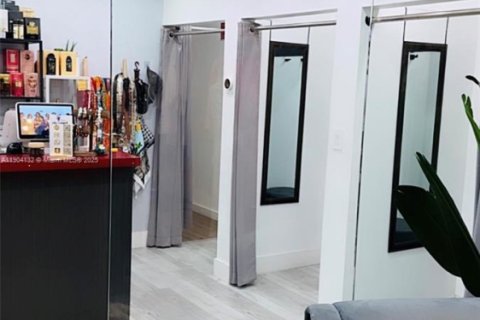 Купить коммерческую недвижимость в Майами, Флорида № 1954854 - фото 12