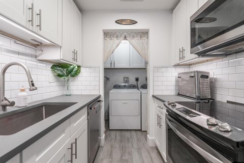 Снять в аренду виллу или дом в Окленд-Парк, Флорида 3 комнаты, 100.98м2, № 2261214 - фото 8