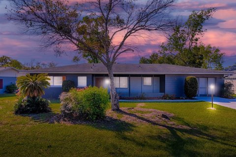 Villa ou maison à Yalaha, Floride 2 chambres, 136.75 m2 № 2094744