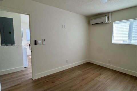 Villa ou maison à louer à Miami, Floride: 1 chambre, 151.71 m2 № 2000067 - photo 3
