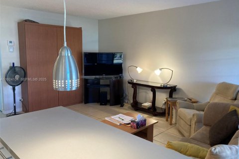 Condo in Hollywood, Florida, 1 bedroom  № 2082880 - photo 19