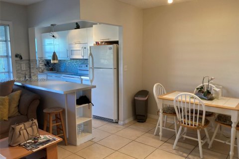 Condo in Hollywood, Florida, 1 bedroom  № 2082880 - photo 16