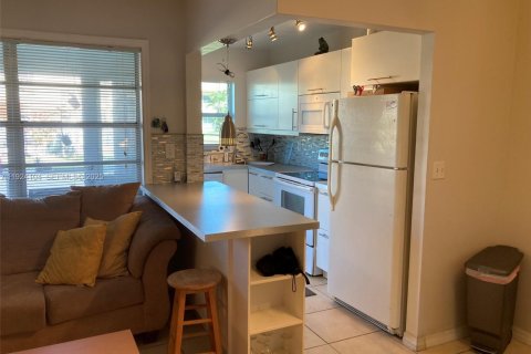 Condo in Hollywood, Florida, 1 bedroom  № 2082880 - photo 13