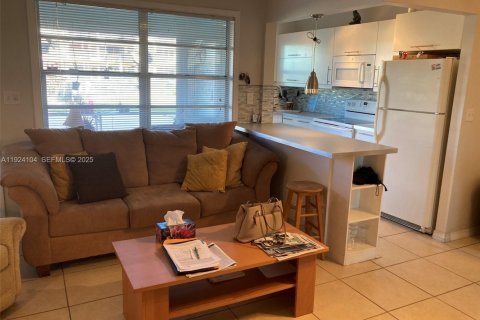 Condo in Hollywood, Florida, 1 bedroom  № 2082880 - photo 17