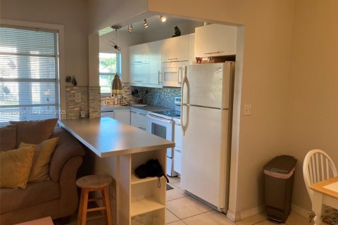 Condo in Hollywood, Florida, 1 bedroom  № 2082880 - photo 14