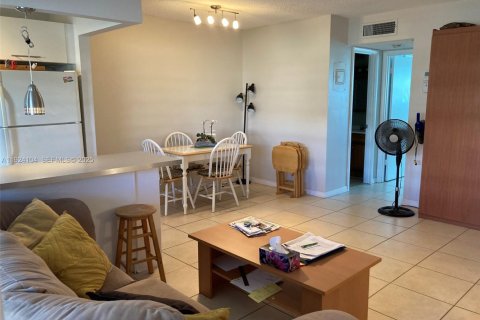 Condo in Hollywood, Florida, 1 bedroom  № 2082880 - photo 23
