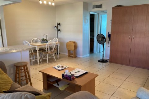 Condo in Hollywood, Florida, 1 bedroom  № 2082880 - photo 22