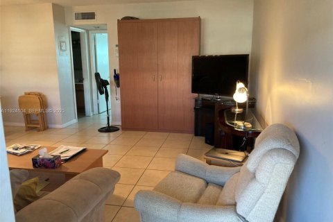 Condo in Hollywood, Florida, 1 bedroom  № 2082880 - photo 21