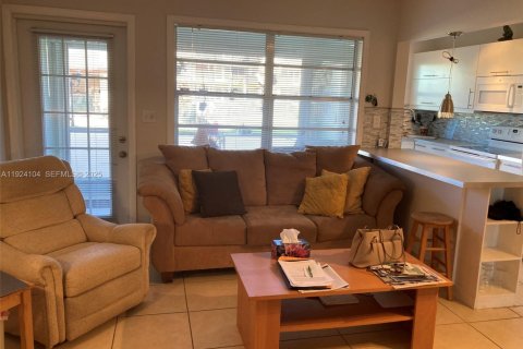 Condo in Hollywood, Florida, 1 bedroom  № 2082880 - photo 18
