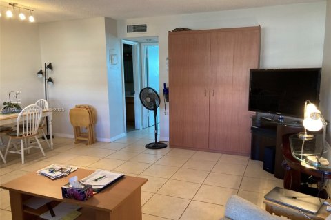 Condo in Hollywood, Florida, 1 bedroom  № 2082880 - photo 24