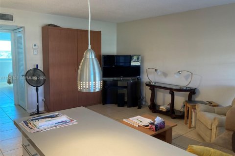 Condo in Hollywood, Florida, 1 bedroom  № 2082880 - photo 2
