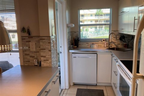 Condo in Hollywood, Florida, 1 bedroom  № 2082880 - photo 8