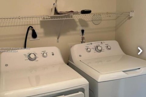 Condo in Miami, Florida, 2 bedrooms  № 1892123 - photo 10