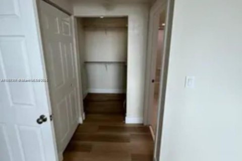 Condo in Miami, Florida, 2 bedrooms  № 1892123 - photo 5