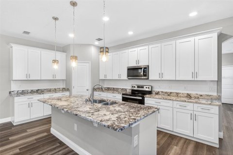 House in Sanford, Florida 4 bedrooms, 199 sq.m. № 2091828 - photo 4