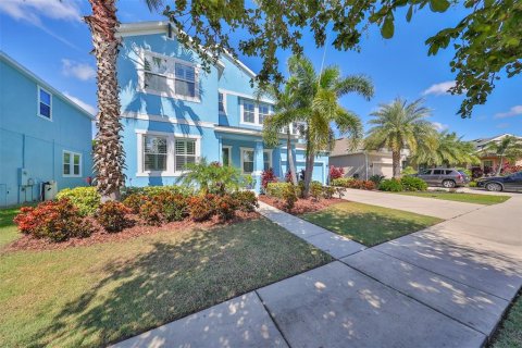 House in Apollo Beach, Florida 4 bedrooms, 298.49 sq.m. № 1350547 - photo 9