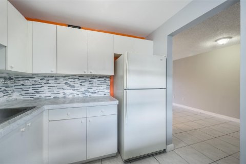 Apartment in Hialeah, Florida 2 bedrooms, 83.98 sq.m. № 2086660 - photo 4