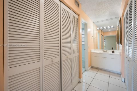 Apartment in Hialeah, Florida 2 bedrooms, 83.98 sq.m. № 2086660 - photo 11