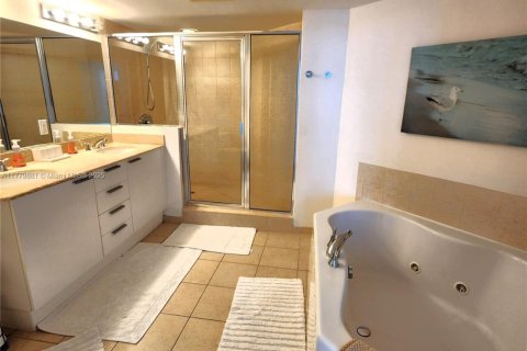 Condo in Sunny Isles Beach, Florida, 2 bedrooms  № 1714857 - photo 14