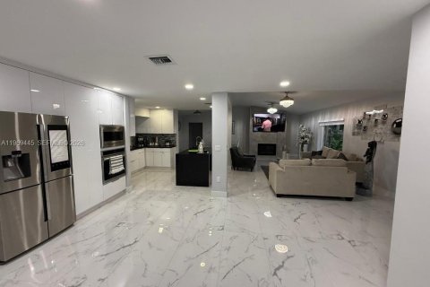 House in Miami, Florida 4 bedrooms, 233 sq.m. № 2031005 - photo 8