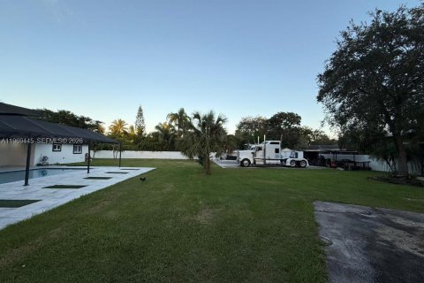 House in Miami, Florida 4 bedrooms, 233 sq.m. № 2031005 - photo 6