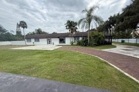 House in Miami, Florida 4 bedrooms, 233 sq.m. № 2031005