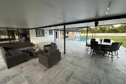 House in Miami, Florida 4 bedrooms, 233 sq.m. № 2031005 - photo 7