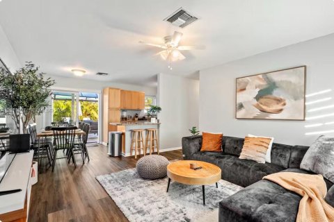 House in West Palm Beach, Florida 4 bedrooms, 103.31 sq.m. № 2074933 - photo 2