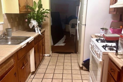 Casa en venta en Miami Gardens, Florida, 4 dormitorios, 192.68 m2 № 1999946 - foto 9