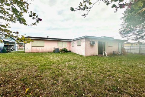 Casa en venta en Miami Gardens, Florida, 4 dormitorios, 192.68 m2 № 1999946 - foto 5