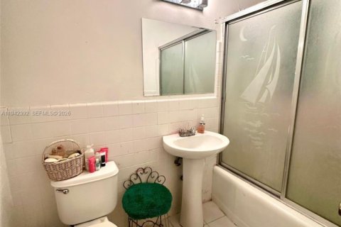 Casa en venta en Miami Gardens, Florida, 4 dormitorios, 192.68 m2 № 1999946 - foto 19