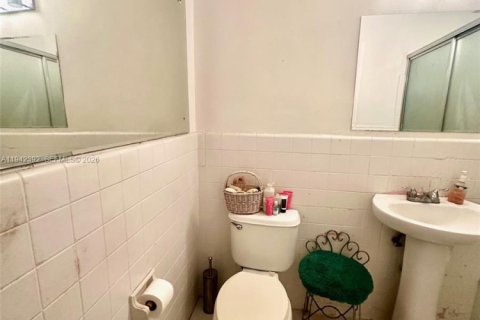 Casa en venta en Miami Gardens, Florida, 4 dormitorios, 192.68 m2 № 1999946 - foto 17