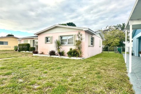Casa en venta en Miami Gardens, Florida, 4 dormitorios, 192.68 m2 № 1999946 - foto 3