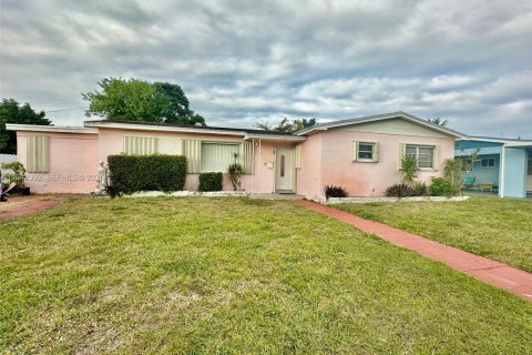 Casa en venta en Miami Gardens, Florida, 4 dormitorios, 192.68 m2 № 1999946 - foto 8