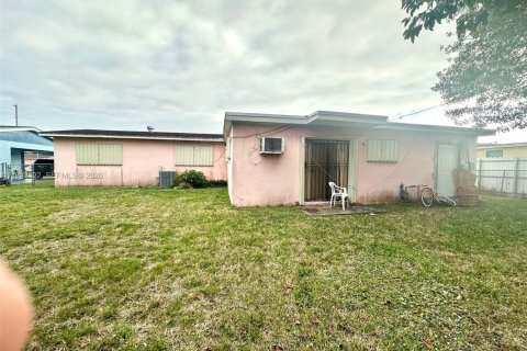 Casa en venta en Miami Gardens, Florida, 4 dormitorios, 192.68 m2 № 1999946 - foto 6