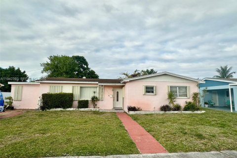 Casa en venta en Miami Gardens, Florida, 4 dormitorios, 192.68 m2 № 1999946 - foto 2