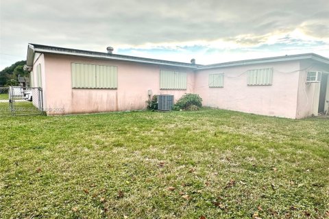 Casa en venta en Miami Gardens, Florida, 4 dormitorios, 192.68 m2 № 1999946 - foto 4