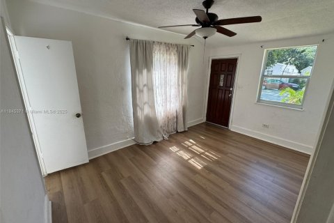 House in Miami, Florida 3 bedrooms, 108.51 sq.m. № 1841065 - photo 9