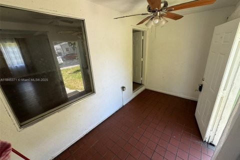 House in Miami, Florida 3 bedrooms, 108.51 sq.m. № 1841065 - photo 12